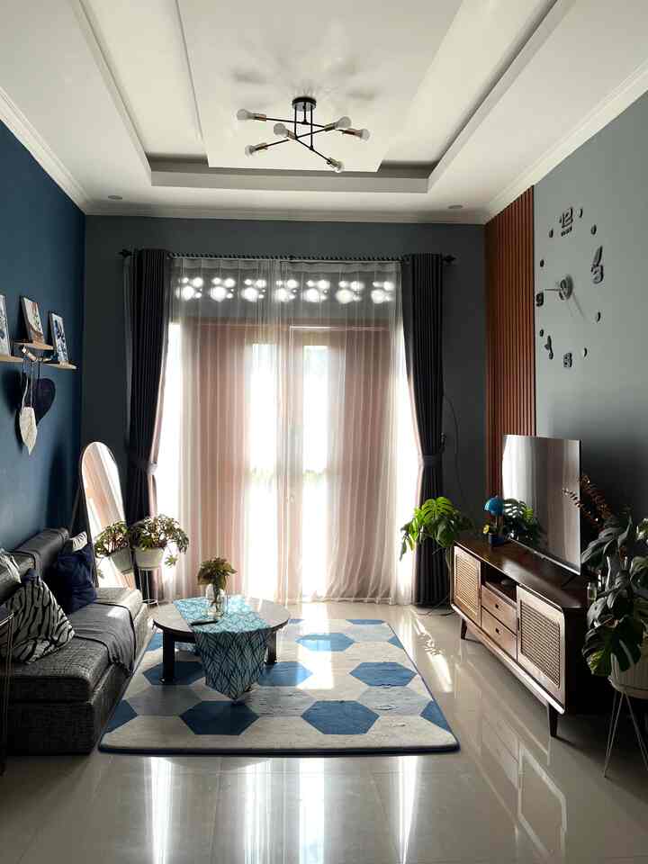 Karpet masih jadi andalan rumah kami. 
Kami meletakkannya hampir di setiap ruangan seperti di ruang TV, mushola, kamar dan dapur. Selain itu Vitrase gorden membantu agar menyaring cahaya matahari pagi yang masuk ke rumah dengan lembut supaya lebih mood seharian. 
Ada juga selimut IKEA yang jadi cover sofa supaya ruangan tambah estetik dan lebih cozy. 

#RekomendasiFabric
#FabricStyle
#SentuhanTekstil
#TableRunner
#kesetdapur
#KarpetMalaysia
#GordenBlackOut
#Vitrase
#Taplakmeja
#KarpetMinimalis
#KarpetLembut


