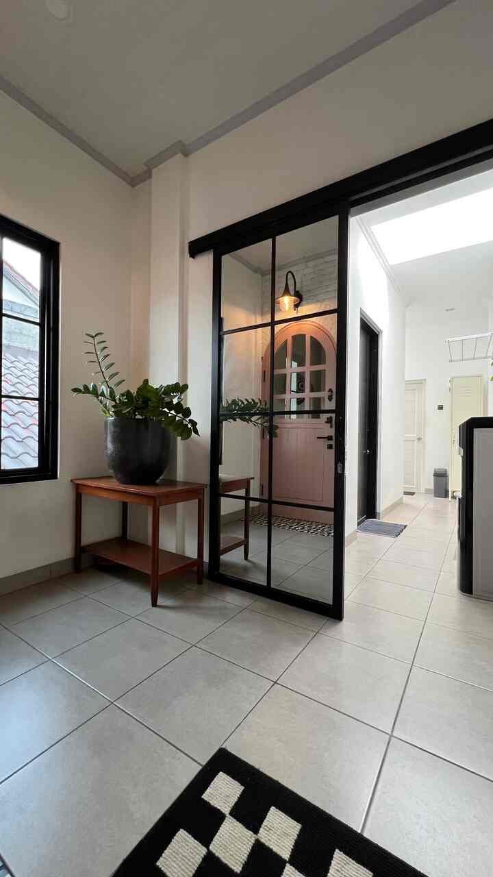 🧺 𝑳𝙖𝒖𝙣𝒅𝙧𝒚 𝑹𝙤𝒐𝙢 

Menuju 𝙖𝒓𝙚𝒂 𝒔𝙚𝒓𝙫𝒊𝙘𝒆 di lantai 2, melalui sebuah pintu aluminium cermin terdapat kamar tidur ART, kamar mandi ART, area laundry dan sebuah gudang. 

A𝒓𝙚𝒂 𝒔𝙚𝒓𝙫𝒊𝙘𝒆 ini cukup terang meskipun tanpa menyalakan lampu. 𝙎𝒌𝙮𝒍𝙞𝒈𝙝𝒕 di area lorong & area laundry membuatnya selalu terlihat 𝒃𝙧𝒊𝙜𝒉𝙩 & 𝙖𝒊𝙧𝒚. 
Ditambah lagi dengan sebuah jendela lebar, membuat angin & cahaya alami membanjiri ruangan. Jemuran pakaian pun kering sempurna. 



#laundryroom
#laundryroominspo
#laundryroomawhouse
#mesincucibukaandepan
#machinefrontloading
#mesincuci
#ruangcuci
#laundryroominspiration
#skylight 
#jemuranlipat
#janitorcabinet
#lemarisapu
#ideruangjemur
#granitterazzo
#pintugeseraluminium