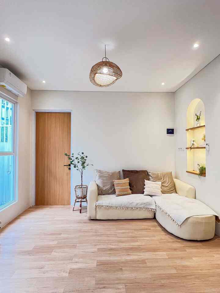 This living room combines minimalist natural elements with maximum function. A custom sofa was the focal point, but its original surface was quite rough and hard to sit on, making it uncomfortable.

The solution? Adding a soft, natural-feeling sofa cushion. In addition to increasing seating comfort, this layer adds a new visual dimension that is warmer and more aesthetic—blending perfectly with the earthy color palette throughout the room. We also replaced the hard sofa cushions with new, softer and more comfortable sifa cushions.

Fabric details like this are often key to creating a space that is not only beautiful to look at, but also comfortable to use.

#InteriorDesignID #JapandiStyle #BohoNatural #LivingRoomDecor #CustomSofa #InteriorDetail #WarmMinimalism #HomeStyling #SoftFurnishing #DekorasiRuangTamu #SofaLayering #EstetikaRuang #RuangNyaman #DesainInteriorRumah #rekomendasifabric #fabricstyle #sentuhantekstil #lantaivinyl #cattembok #archwall #lampugantungrotan #lampugantung #potrotan #standingplanter #alassofa #vasestetik