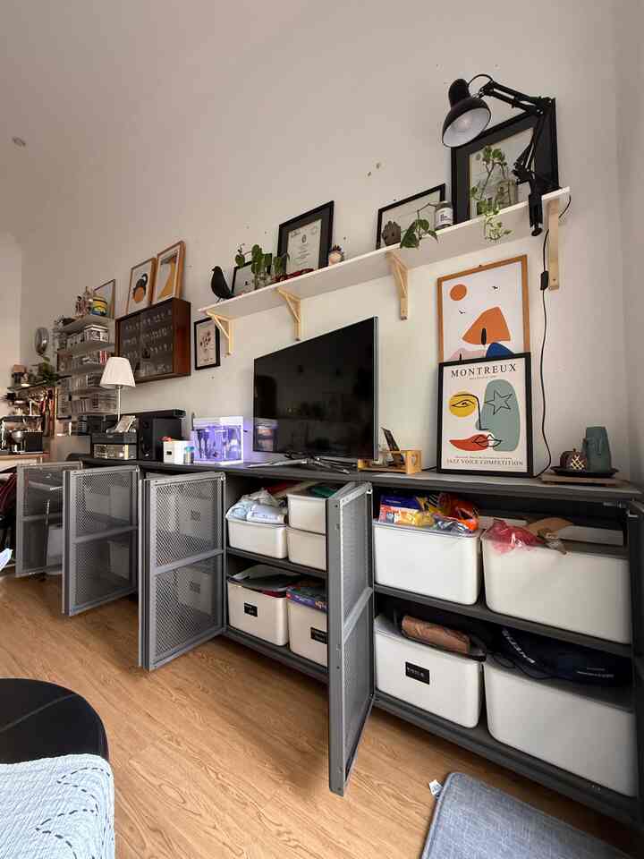 Di rumak kecil kami setiap sudut area harus kami manfaatkan semaksimal mungkin.
Seperti pada meja/rak tv ini.. kami maksimalkan dengan menggunakan credenza dengan penyimpanan tertutup agar kami bisa menyimpan banyak barang yg tentunya kami organize dengan kotak2 penyimpanan sesuai kategori barang agar lbh mudah dalam pencariannya
#lemaripenyimpanan #kotakperalatanmakan #lemaritertutup #penyimpananserbaguna #lantaivinyl #catdinding #rakmultifungsi