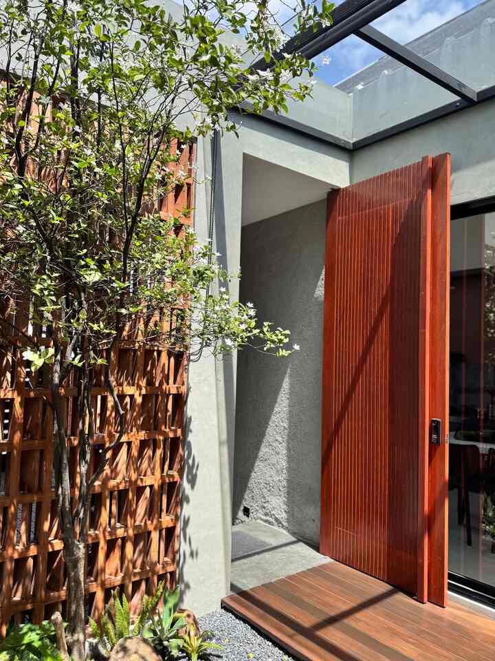 Pintu utama ini bukan hanya sekadar akses, tetapi juga penghubung antara luar dan dalam, antara kehidupan dan kenyamanan. Teras yang menanti di depan adalah tempat di mana cerita-cerita indah dimulai, di mana setiap langkah membawa kita lebih dekat kepada momen berharga bersama orang-orang tersayang ✨

#pintuutama #teras #terassamping #taman #tamansamping #rumahminimalis