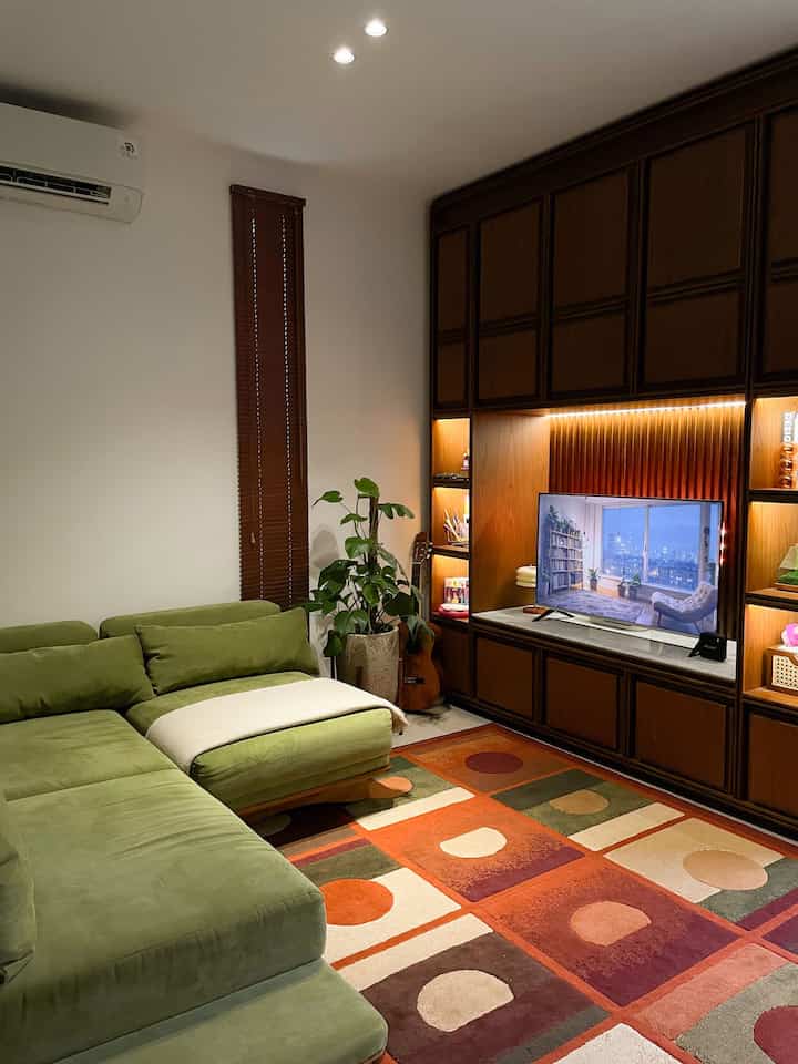 Kalau soal bikin rumah makin hangat & nyaman, kain-kain tuh punya peran penting banget! ✨

Salah satu favorit kami: karpet dari orang tua. Nggak nyangka, ternyata justru karpet ini yang jadi statement piece—warnanya bold tapi nyatu banget sama tema mid-century interior rumah kami. Selain itu, bikin suasana ruang jadi lebih hangat. 

Di living room, kami juga siapin selimut lembut buat nemenin nonton bareng. Hal-hal kecil kayak gini yang bikin rumah terasa makin homey.

Dan nggak ketinggalan, fabric sofa juga kami pilih dengan penuh pertimbangan: harus nyaman, mudah dibersihkan (krusial kalau punya toddler😄), dan warnanya jadi focal point di ruang ini. Bahannya paduan polyester & wool—tahan lama tapi tetap cozy! 
#KarpetLantai #RugMotif #ThrowBlanket #RekomendasiFabric #FabricStyle #SentuhanTekstil