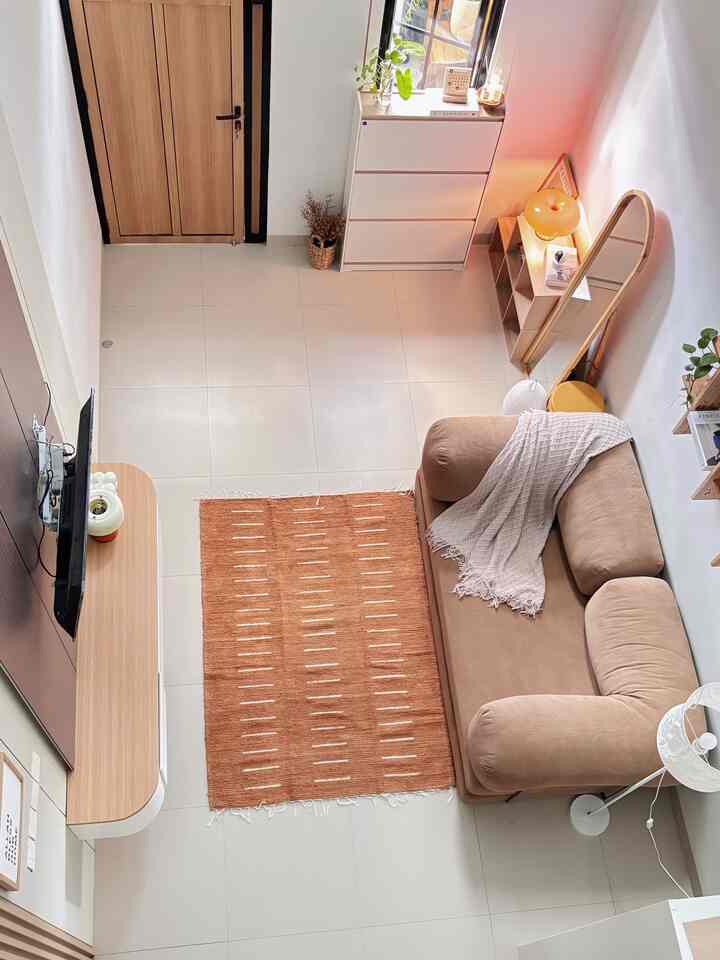 Sentuhan karpet tenun ini bikin ruanganku jadi makin cozy, ada throw blanket juga yang aku taruh di sofa jadi makin estetik dan mempercantik tampilan sofaku. Sederhana tapi pemakaian karpet dan throw blanket ini emang ngerubah suasana ruang tamu jadi makin estetik dan nyaman 🤍

#RekomendasiFabric #FabricStyle #SentuhanTekstil #KarpetMinimalis #KarpetLantai #ThrowBlanket #SofaMinimalis #KarpetEstetik