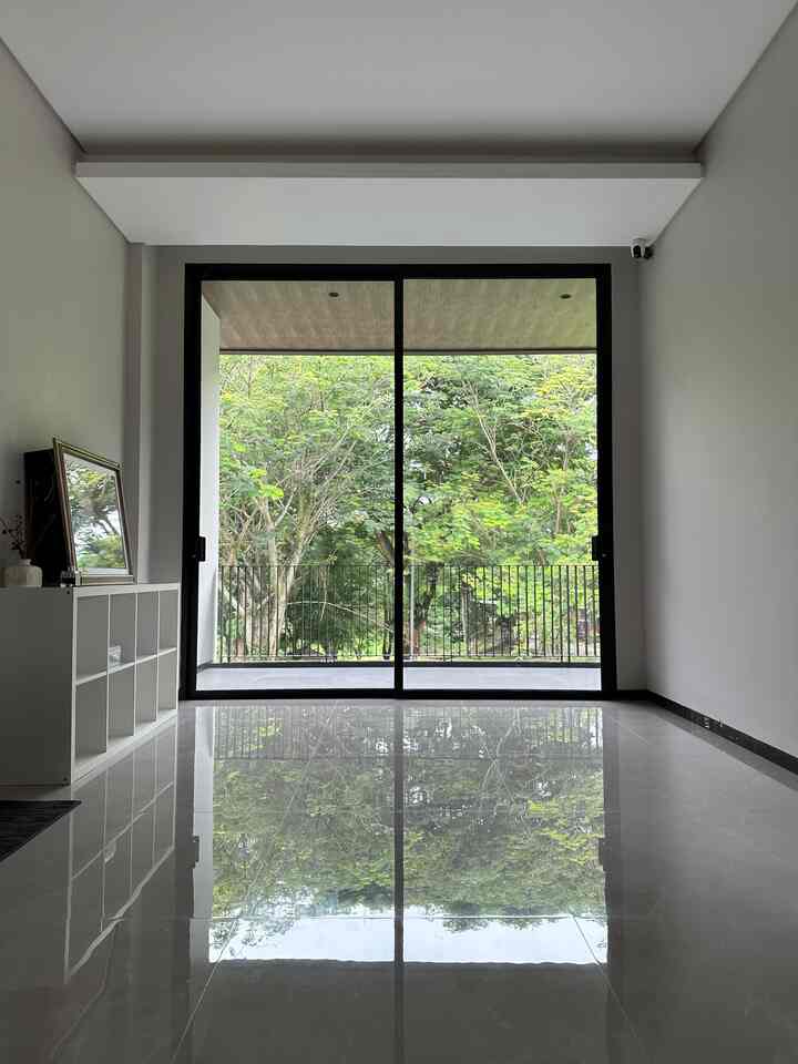 Hallway Rumah Bolu, super hepi bisa liat pemandangan kayak gini setiap hari, berasa lagi healing.

Belum terlalu banyak barang di hallway ini, karna mau fokus untuk lihat ke jendela tanpa ada halangan/ barang yang terlalu banyak.

#Hallway #LantaiKeramik #CatTembok #KacaAluminium #RakIkea #PlintLantai