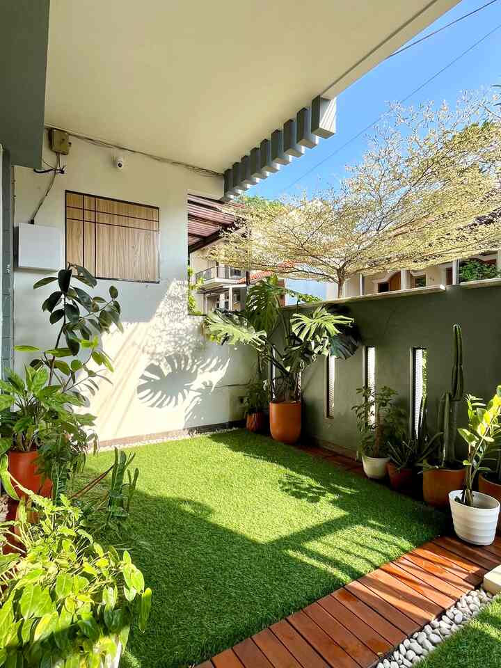 🌿目と心をリフレッシュさせる緑のコーナー。広い庭は必要ありません。大切なのは、庭をどう活用するかです。
自宅の小さな庭をもっと居心地の良い空間にするために、以下のヒントを試してみてください。

✅ 1. 人工芝を使う：
実用的で、一年中緑が楽しめ、手入れも簡単です。

✅ 2. バランスの良い鉢と植物を選ぶ：
モンステラのような大きな植物には背の高い鉢を、サボテンやハンギングプランツにはコーナーに小さな鉢を置きましょう。

✅ 3. 木や白い石の要素を加える：
木は温かみのある印象を与え、白い石はモダンで清潔感のあるアクセントになります。

✅ 4. 自然光を活かす：
太陽の光を取り入れ、この写真のように葉の陰影を芸術的に演出しましょう。

✅ 5. フェンスの外に日陰を作る植物を植える：
壁の外に小さな木を植えれば、室内のスペースを取らずに美しい日陰を作ることができます。

⸻

🪴 #HomeDecorTips #TerasEstetik #UrbanJungle #TamanMini #GreenVibes #RumputSintetis #CatExterior #PagarMinimalis #Pot