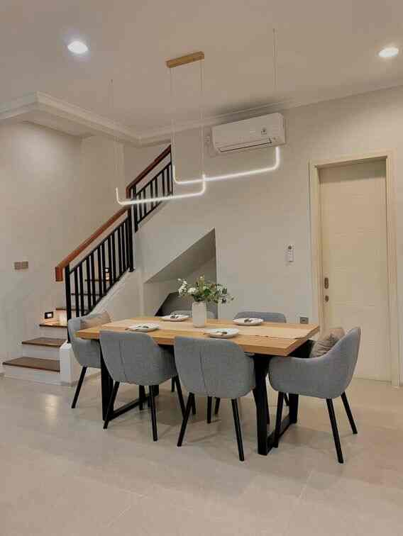 Meja makan tanpa kain table runner? Tentu rasanya ada yang kurang.. Makanya aku senang banget pas ketemu runner ini, bahannya yang bertekstur memberikan kesan lebih hidup dalam ruangan. Selain di ruang makan, fabric juga menjadi detail penting di kamar tidur. Untuk sprei aku selalu memilih bahan yg halus, lembut di kulit, sehingga membuat waktu istirahat lebih nyaman. Benar-benar sepengaruh itu lho 😴


#tablerunner #taplakmeja #gordenminimalis #rekomendasifabric #fabricstyle #sentuhantekstil