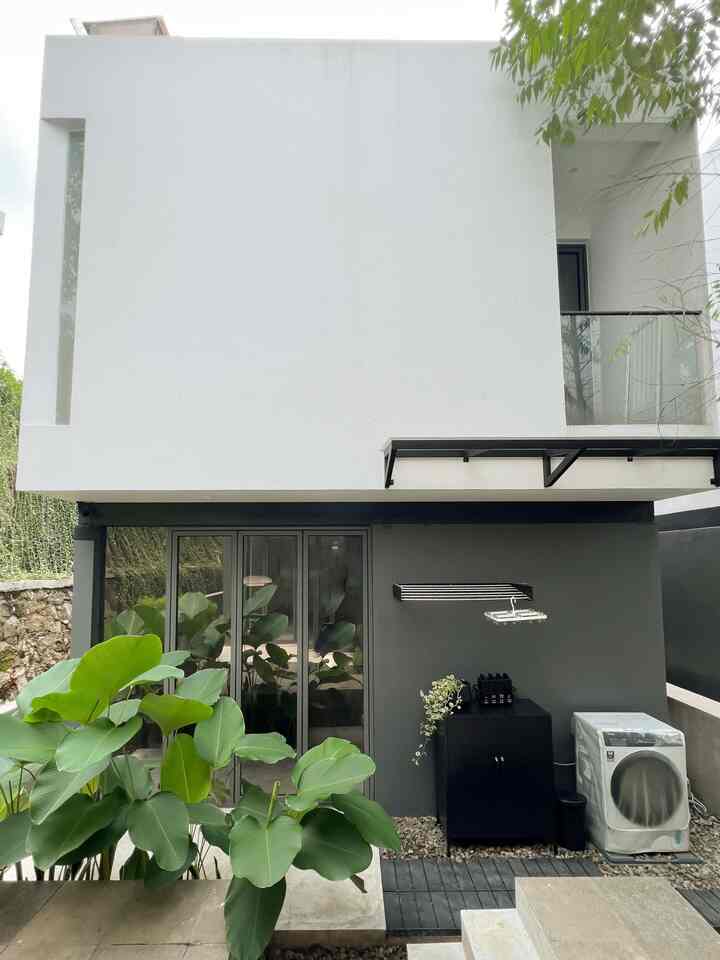 Laundry room tapi diluar rumah? Ga masalah!

Kebetulan memang di rumah ini minim space dan sebetulnya dari developer menyarankan laundry space berada di dalam. Cuma kayaknya kurang nyaman kalo rumah harus basah karena cucian🧺 

Akhirnya kami memutuskan instalasi laundry room ini diluar. Kami buat sederhana tapi fungsional dan tetap enak dipandang, karena langsung terlihat sama tetangga🤣 #laundryroom #outdoorlaundryroom #inspirasilaundryroom #tempatcucibaju #jemuranlipat #floordecking 