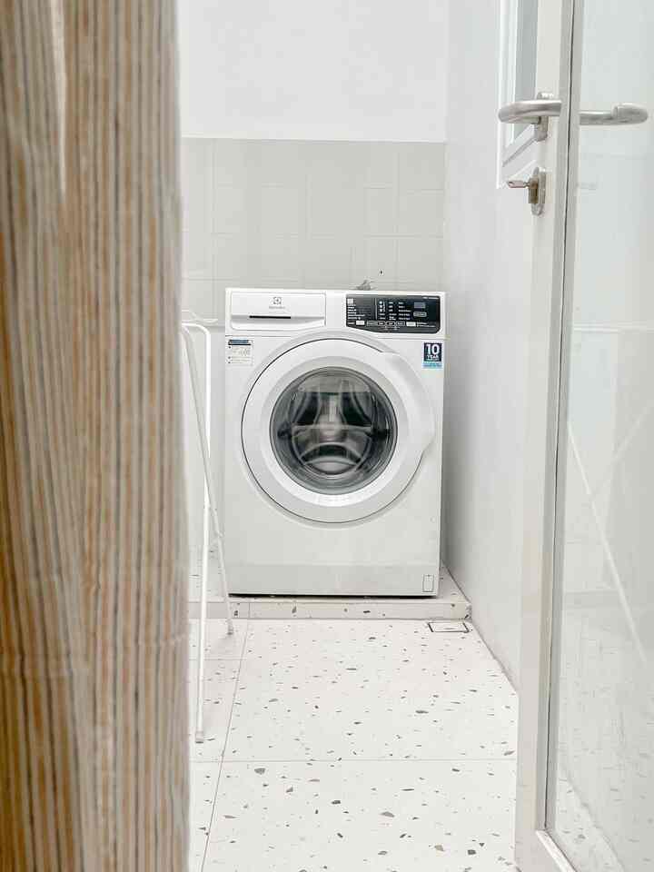 Berikut tranformasi laundryroomku
Slide yg ke 4 itu habis renov ya, masih kosong.

dan slide terakhir atasnya ku kasih tempat vakum hehe, karena warnanya sesama putih masih okelah, kutaruh situ.


#laundryroom #laundryroomtransformation #tempatcuci #minilaundry #ruangkecil #spacelaundryroom #rumahmini #myroom #materiallaundry #mesincuci

