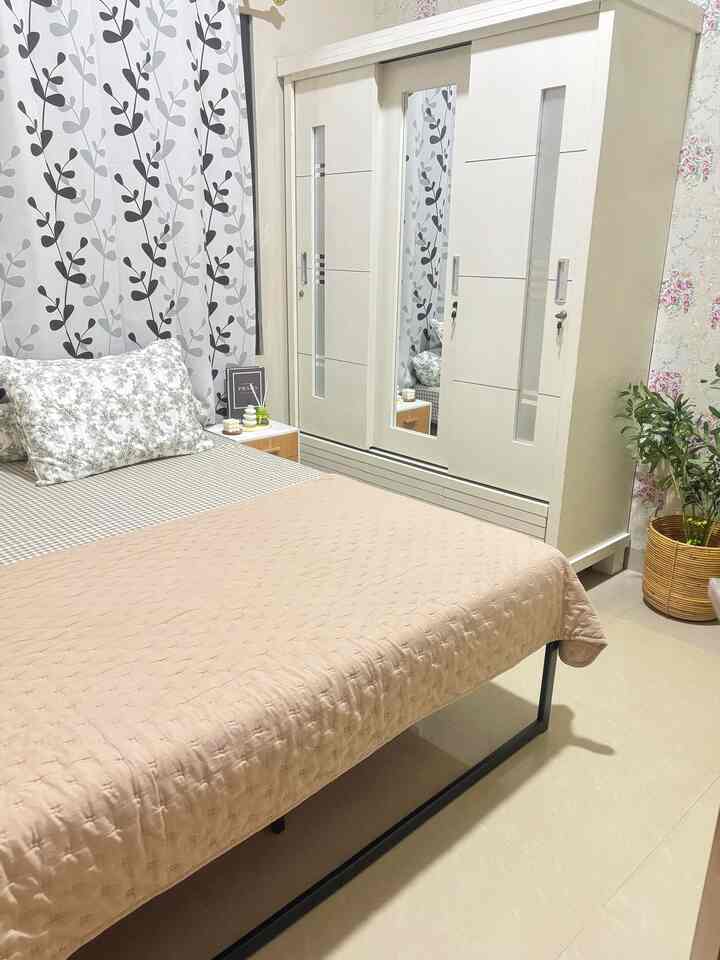 Ruang tidur utama yang sederhana ini memberikan suasana yang nyaman .

Tidak banyak furniture dan perintilan, karena memang tujuannya agar lebih leluasa dan memberikan kesan yang luas untuk ruang gerak.

Luas Ruang Tidur sekitar 3 meter dengan warna yang nature memberikan kesan ruangan yang cerah dan luas


#ruangtidur #kamartidur #inspirasikamar #kamartidur #sprei #sarungbantal #KasurTempatTidur #interiorkamartidurutama 
