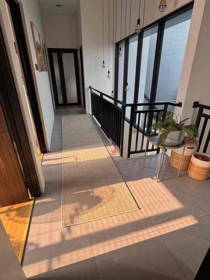 Lorong atau hallway yang ada dirumah sekitar 6meter 
Di dekorasi sesimple mungkin 

#hallway #void #bumitimi #lantaiabu #runnerrugs #lorongrumah #lampugantung #lampuantik 