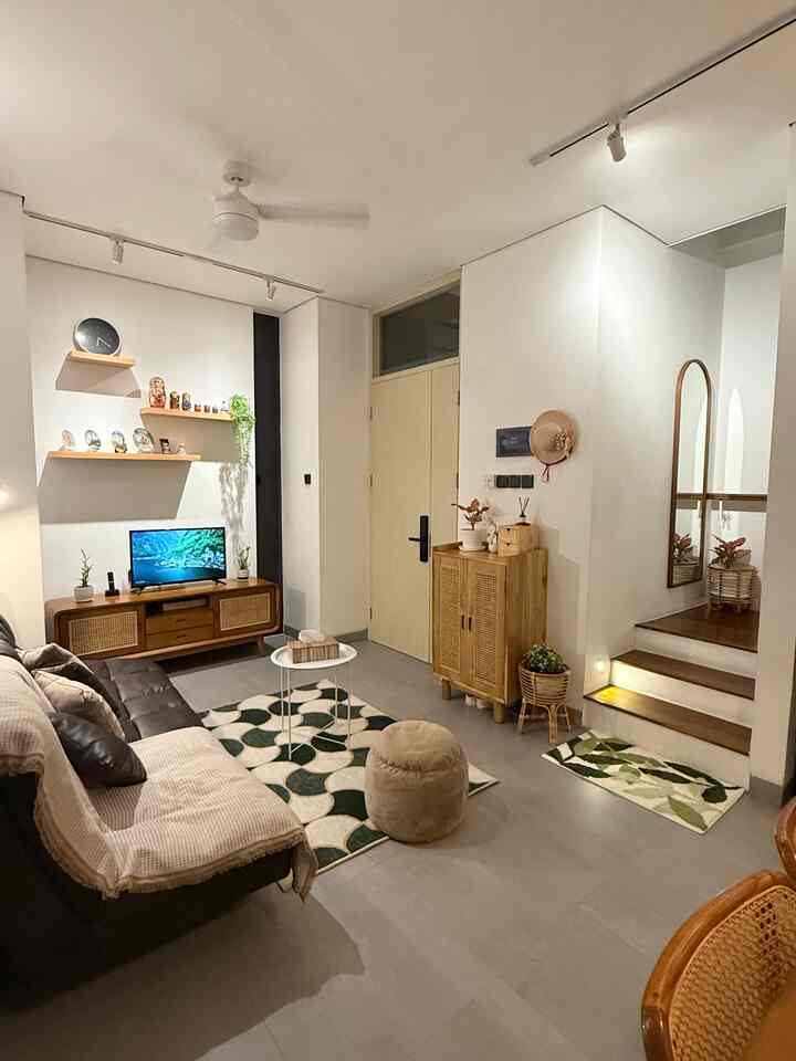 Sentuhan tekstil bikin suasana rumah jadi makin hangat dan homey. Karpet bermotif jadi focal point di area duduk, throw blanket di sofa bikin sesi santai makin cozy, ditambah pouf empuk yang siap jadi dudukan tambahan saat kumpul keluarga. Detail kecil tapi ngasih efek nyaman di setiap sudut ✨


#KarpetMotif #ThrowBlanket #PoufEmpuk #TaplakMejaEstetik #RekomendasiFabric #FabricStyle #SentuhanTekstil