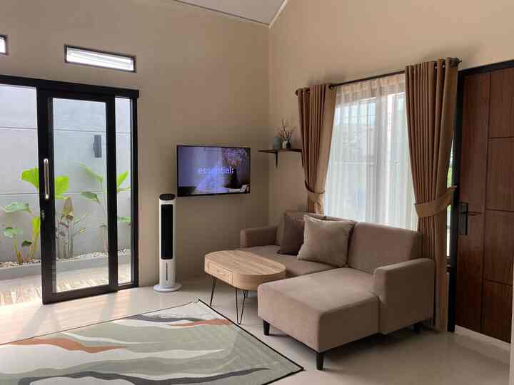 Pemilihan warna hijau pada karpet membuat living room jadi terkesan lebih segar, dan hangat dipadu dengan nuansa coklat yang khas pada rumah kami. 

#Karpetminimalis #karpetlantai #bantalsofa #taplakmeja #rajut #rekomendasifabric #fabricstyle #sentuhantekstil