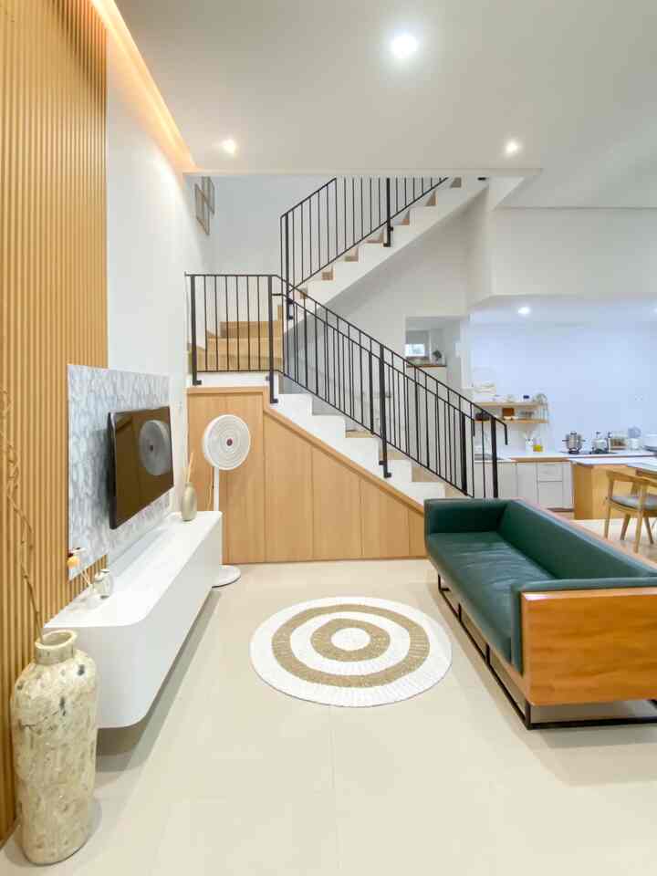 Slide 1 :
Cuma tambahin rug bulat, langsung bikin ruang lebih hangat 🍂 Minimal tapi ngaruh banget buat suasana.

Slide 2 : gordyn kamar 
Tips bikin kamar terasa lebih ‘cozy’? Mulai dari tekstil! Ganti gordyn yang terlalu keras warnanya ke nada lembut kayak ini 🤍

Slide 3 : Tirai 
Tirai tipis yang jatuhnya panjang tuh semacam magic—langsung ubah suasana jadi adem, tenang, dan mewah 🍃

Slide 4 : table mate 
Table runner ini tuh kayak sentuhan terakhir di piring saji—nggak wajib, tapi bikin tampilan makin istimewa 💛
-kursi di meja makan 
Duduk makin nyaman, tampilan makin estetik 🍽️ Aku pakai dudukan kursi dengan cover linen blend warna abu terang—adem, natural, dan gampang banget dicuci! 


#KarpetMinimalis
#KarpetLantai  #RugMotif 
#ThrowBlanket  #BantalSofa 
#GordenMinimalis  #KainTenun 
#TaplakLinen  #TaplakMeja 
#KainPelapisSofa  #TiraiRumah 
#KarpetRotan #KarpetBulu 
#RekomendasiFabric
#FabricStyle
#SentuhanTekstil