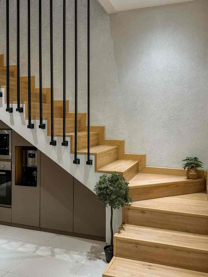 Salah satu sudut favoritku dirumah adalah area tangga ini, kecil tapi bikin nyaman. Tone warna yang kami pilih untuk area ini sama seperti di area living. Unsur kayu pada wallpanel dan lantai membuat area ini terasa hangat dan natural, untuk cat dinding kami menggunakan warna terang agar bisa memberikan efek ruangan yang luas, dicat dengan teknik kamprot gosok biar ga plain.

#AreaTangga #LantaiSPC #WarnaCat #DesainRailing #homeinspo #InspirasiTangga #Wallpanel