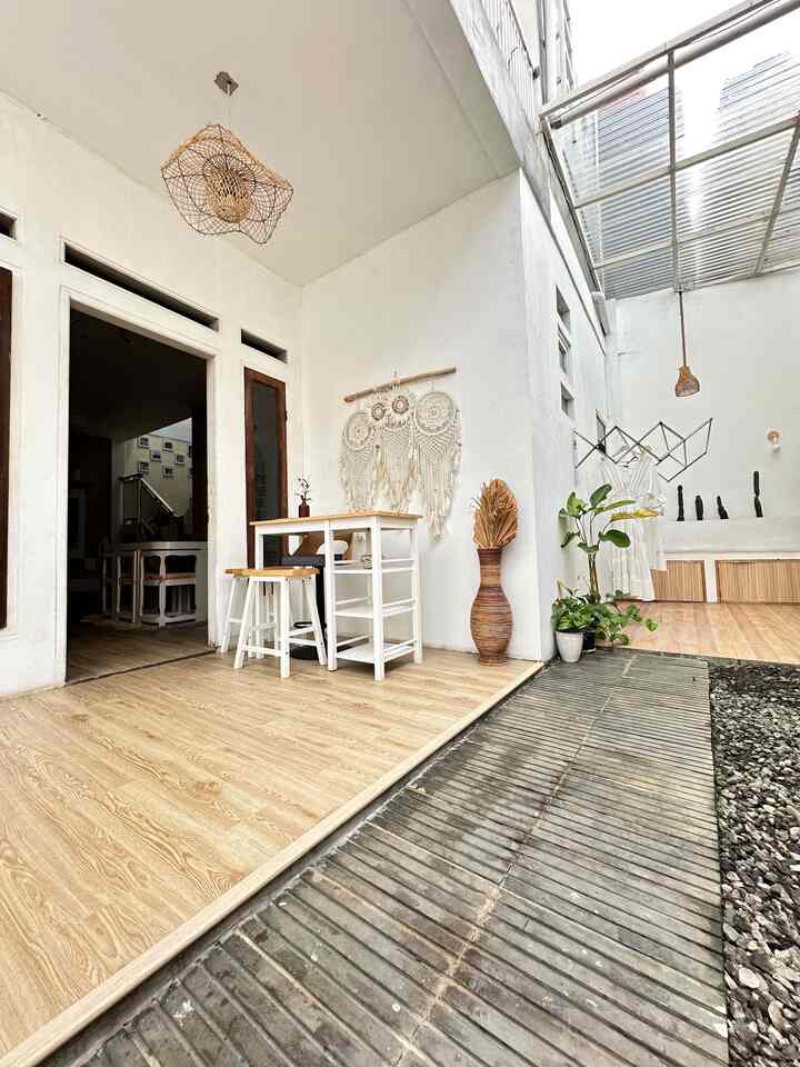 Permisiiiii yuks ikut aku ke bagian backyard 😁
Ada bagian taman kering dan meja set bangku serta ruang jemur yang semi outdoor. 

Jadi kalau lagi kepingin makan dengan view alam, biasanya aku duduk disini. 

Punya taman belakang bikin sirkulasi udara jadi lebih bagus lho. 

.
.
.

#backyard #tamanbelakang #whitehouse #whitenwood #rekomendasitamanmini #ruangjemur #exterior #landscape 