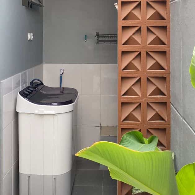 Dengan lahan terbatas 1,5 x 1,5 meter kita desain untuk area mencuci dan menjemur pakaian. Agar tetap privacy kita menggunakan roster sebagai penutupnya di area laundry dan menggunakan jemuran lipat agar lebih rapih jika tidak digunakan. 

Kalau menurut kalian apa saja yang harus ada di laundryroom? 😊

#laundryroom #servicearea #roster #jemuran #jemuranlipat #lahanterbatas 