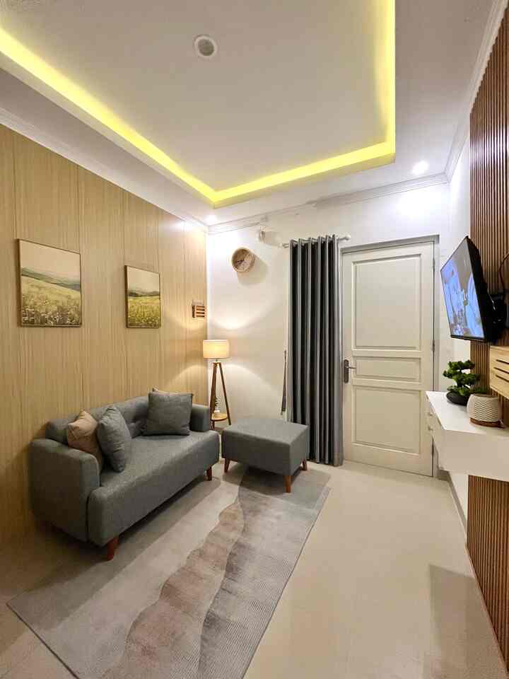 Karpet ini memang sederhana, tapi jadi penyelamat ruangan kecilku. Warna dan
teksturnya sangat aku banget hahah. Karena di rumah dominan warna abu abu dan cokelat, makanya kita pilih karpet ini. Harganya murah tapi beneran lembut. Enak bgt buat goleran sambil nonton tv. Ditambah dg sofa kecil bikin ruangan jadi lebih compact. 

Meski sederhana, aku suka living roomku ini 🧡🧡

#KarpetMinimalis /
#KarpetLantai / #RugMotif /
#ThrowBlanket / #BantalSofa /
#GordenMinimalis / #KainTenun /
#TaplakLinen / #TaplakMeja /
#KainPelapisSofa / #TiraiRumah /
#KarpetRotan / #KarpetBulu /