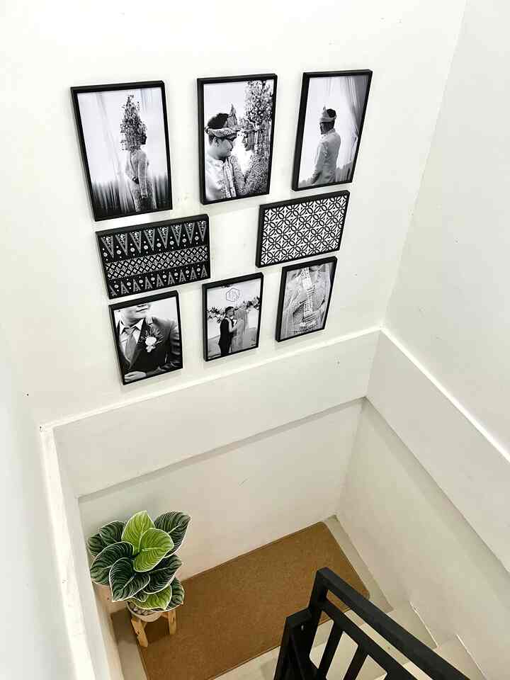 Area tangga menuju lantai 2 rumah danish sangat minimalis. sebelumnya area ini sangat polosan, dan sekarang sudah lebih cantik dengan adanya foto di dinding, tanaman artificial dan karpet yang membuatnya lebih nyaman ketika dilewati. 

Kalo area tangga rumah tetangga online kira2 di desain seperti apa nih? Sharing yul 😍

#tanggaminimalis #dekortangga #tangga #inspirasitangga #inspirasidekordinding #dekordinding #dekorasitangga #photowall #instawall #tanamanartificial #artificial