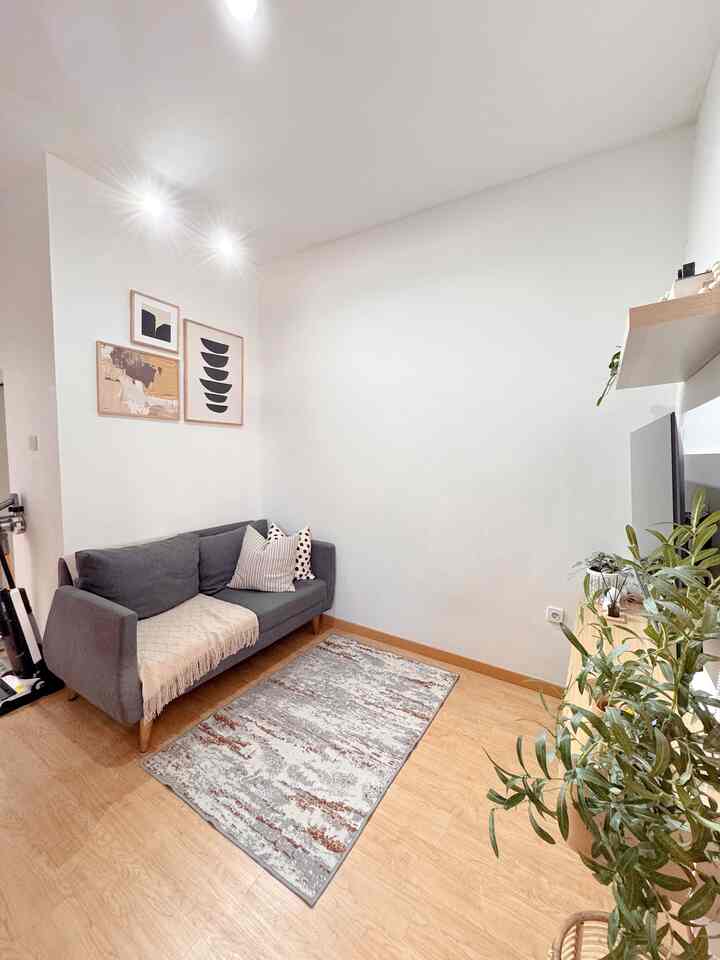 Livingroom sekaligus ruang tv yang ukurannya mungil hanya 3x2.5m

#RekomendasiFabric #FabricStyle #SentuhanTekstil #KarpetLantai #KarpetMinimalis #SarungBantal #SofaMininalis #RuangKeluarga