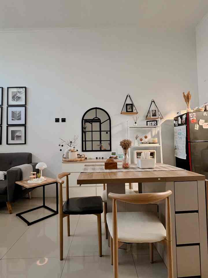 Dinning Table 🤎

Salah satu area yang sering di singgahi sambil nyemil, 
karena area living room dan dinning bersebelahan ketika ada acara kumpul keluarga jdi memudahkan untuk saling berbincang,

disini aku sengaja memilih meja makan lipat, ketika membutuhkan space yang ckup luas meja makan ke dua sisi (kiri-kanan) bisa di bentangkan,
namun untuk sehari-hari hanya satu sisi saja yg di bentangkan.

ga lupa juga untuk pasang area dekorasi agar terlihat manis✨

#rumahopenspace #rumahtanpasekat #mejamakan #dinningtable #mejamakanlipat #areakumpul 
