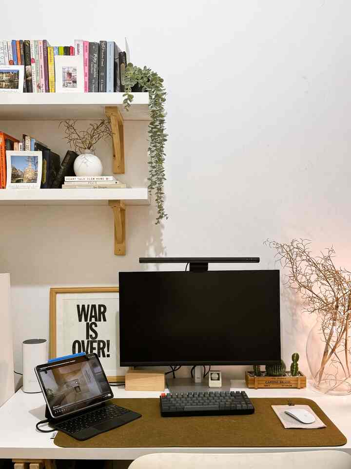 Kukira meja dan kursi ergonomis udah cukup buat bikin home office nyaman. Tapi ternyata, yang paling bikin betah justru karpet serat katun tebal yang aku taruh di lantai. Tiap kali kaki nyentuh permukaannya yang lembut, somehow bikin lebih fokus. Nggak nyangka tekstur bisa ngaruh segitunya ke mood kerja. Apalagi pas siang hari, rasanya ruang kerja jadi tempat paling cozy di rumah. Aku suka banget duduk bersila di atasnya pas brainstorming ide. Karprt ini bukan cuma dekor, tapi bagian dari pengalaman kerja itu sendiri. Warnanya yang netral jadi nyatu banget sama suasana ruangan yang tenang, bahannya ya g lembut menstimulasi taktil jadi kerja juga lebih rileks. Home Office cozy version: Activated! 


#karpettenun #kaintenun
#RekomendasiFabric #FabricStyle #SentuhanTekstil