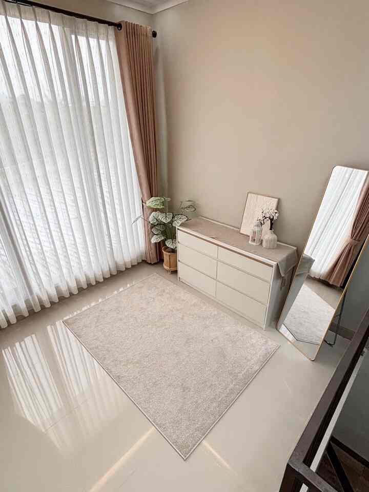 🛋️ Living room mungil tanpa sofa jadi aku pakai alas karpet. Warnanya yg netral & terang bikin ruangan keliahatan luas. Bahannya yang tebal & bertekstur bikin nyaman banget buat lesehan bareng keluarga 🫶🏻✨

#RekomendasiFabric #FabricStyle #SentuhanTekstil #KarpetMinimalis #RekomendasiKarpetLivingRoom #LivingRoomMinimalis #LivingRoom #TanamanArtificial #StandingMirror #LemariDrawer 