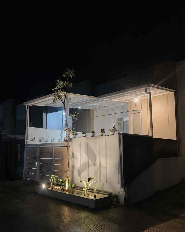 Suasana depan rumah saat malam hari ✨

#lampusorot #lamputaman #kanopirumah #kanopiminimalis #fasadrumah #fasadmalamhari #tamanrumah #fasadminimalis