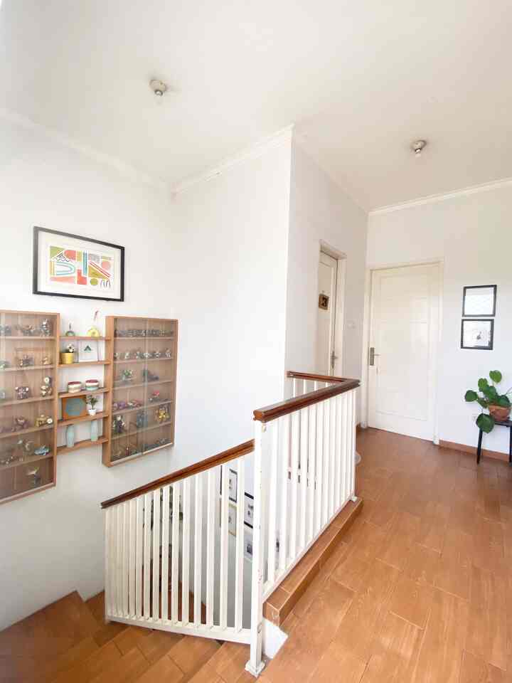 Tangga dan koridor lantai atas di rumah didesan dengan efisien untuk menghemat space. Koridor lantai atas merupakan jalur sirkulasi menuju ke tiga kamar dan juga laundry. Untuk area bordes dan dinding tangga yang cukup tinggi, aku isi dengan rak dekoratif atau rak mainan, tanaman hias di sudut bordes, serta wall art dan foto frame yang disusun mengikuti bentuk tangga di sisi dinding yang lain. Share juga yuk inspirasi tangga di rumah kamu! 😃
.
#InspirasiTangga #TanggaU #DekorasiTangga #BordesTangga #TanggaKeramik #TanggaKayu #RailingTangga #RailingBesi #HandRailKayu #FrameWallArt #TanamanHias #PotRotan #RakDekoratif #RakMainan