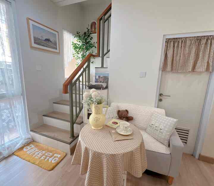 Fabric menjadi elemen penting di rumah Say little home di rumahku aku menggunakan beberapa fabric untuk menghias dekorasi menjadi cantik dan aesthetic dengan ; Floormat, Napkin , taplak , sarung bantal sofa dan tirai gingham warna soft agar terlihat tidak monoton di dalam suatu ruangan. #RekomendasiFabric #FabricStyle #SentuhanTekstil #KarpetMinimalis 
#KarpetLantai 
#ThrowBlanket #BantalSofa 
#GordenMinimalis #taplaklinen