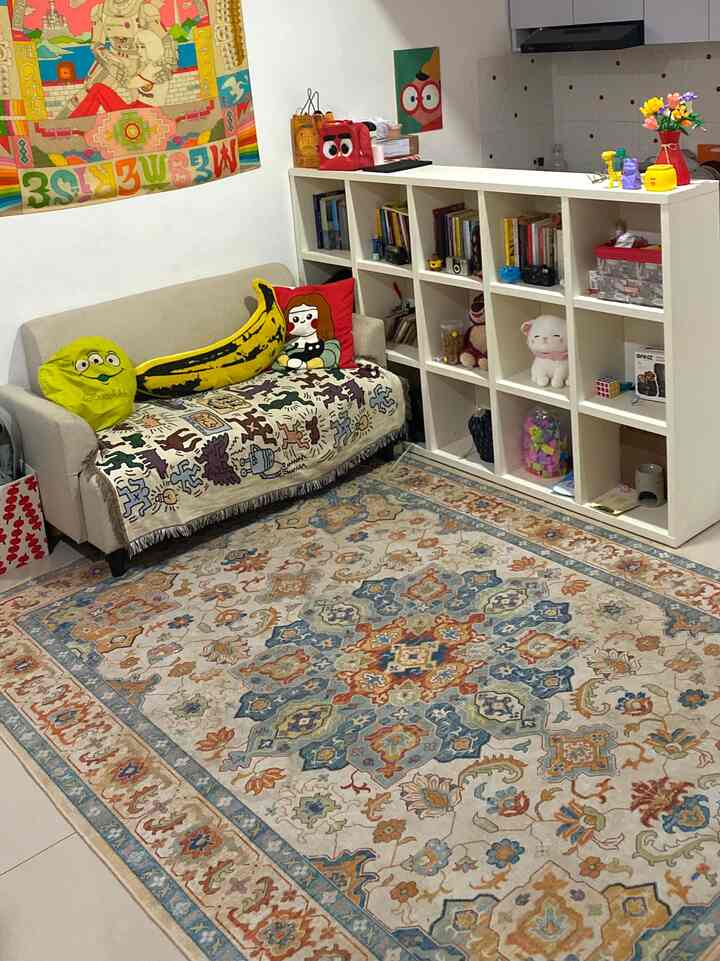 Ohayoooo ❤️

Selimut bermotif artsy ala Keith Haring menghadirkan nuansa dinamis dan penuh karakter pada ruangan. Coraknya yang ekspresif memberi sentuhan seni modern yang segar.
Dipadukan dengan bantal merah bermotif Mona Lisa dan karpet bergaya Persia yang klasik, perpaduan ini menciptakan harmoni unik antara modernitas dan kehangatan tradisional.
Pilihan dekor yang tidak hanya nyaman, tapi juga kaya akan cerita visual. 🙌🏻🫶🏻


#narahous #bauhaus #DekorasiRumah #HomeVibes #KarpetMinimalis 
#KarpetLantai #RugMotif  #ThrowBlanket  #BantalSofa #RekomendasiFabric #FabricStyle #SentuhanTekstil