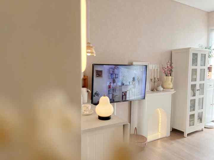 Sudut ruangan Livingroom aku yang besatu sm meja island dan dapur , aku suka sekali spot satu ini karna hampir semua berwarna putih cream terlihat luas biarpun banyak barang pastinya menjadi tempat nyantai ternyaman untuk kumpul bersama kekuarga kecilku menikmati waktu dan nonton juga makan bersama #ruangtamu #ruangkeluarga #homestagram #ruangnonton #openspace #ruangankecil #ruanganserbaguna 