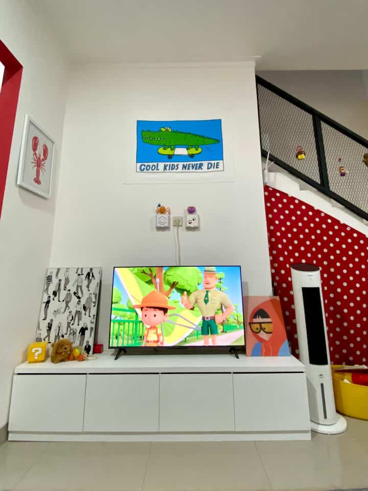 Holaa 🙌🏻❤️

Bikin ruang TV jadi tempat paling nyaman ternyata nggak susah! Cukup dengan TV kesayangan, dekorasi lucu seperti wall art bertuliskan “Cool Kids Never Die”, dan tambahan karakter-karakter kecil yang gemesin di rak — suasana langsung jadi playful dan cozy banget. Ditambah sentuhan personal kayak poster bergaya ilustrasi dan warna-warna ceria, ruang santai ini jadi spot favorit buat nonton bareng dan leyeh-leyeh seharian! 📺✨🎨🧸

#catrumahminimalis  #narahous #bauhaus #ruangtvminimalis #inspirasirumah #rumahnyaman #DekorasiRumah #HomeVibes
