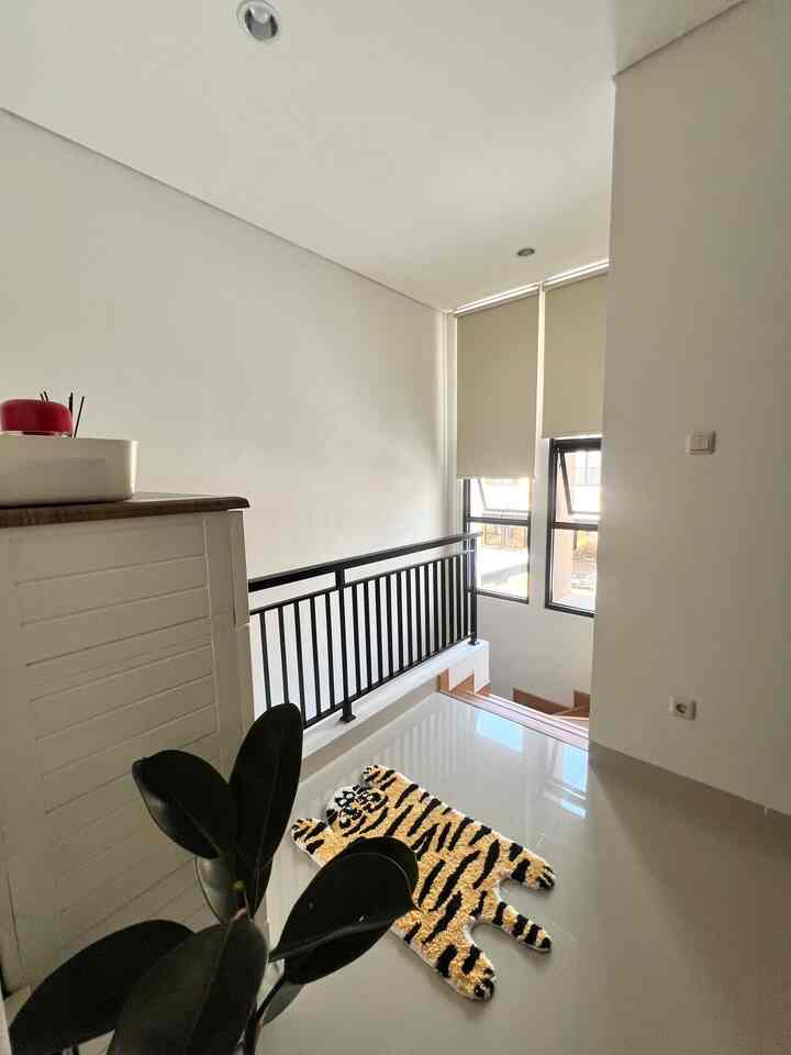 The minimalist stair area in our house is 3x3m in size, and in the 2nd slide there is a large window to let light and air in.. here we use 100% blackout roller blinds 🥰✨

#Stair Area #JendelaBesar #RollerBlinds #HalfwayStairs