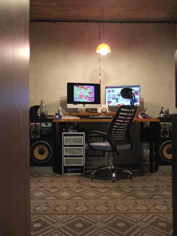 Ruang kerja selalu jadi tempat yang ga pernah rapih, karena kerjaannya banyak🤣
Tapi dari sinilah rumahku bisa terisi pelan-pelan
#rumahindustrial
#rumahtumbuh
#workspace
#homeoffice
#ruangkerjainspo
#workingspaceideas
#ruangkerjaindustrial