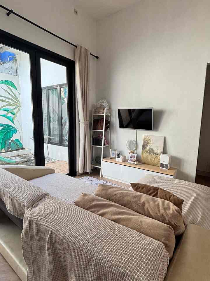 another living room at vess house 
Yap, ini ruang tv yang jarang terekspose.. tempat dimana keluarga aku berkumpul sehari-hari. Warna asli sofa ini adalah hitam, tapi aku lapisi dengan cover agar lebih mudah dibersihkan 💞



#inspirasilivingroom #livingroom #ruangtv #ruangkeluarga #sofabed #coversofa #karpetlantai #raktv #raktas #rakbuku #rakperabotan #gordenminimalis 