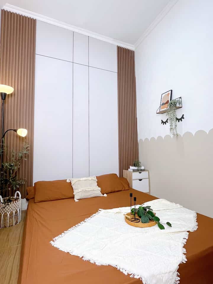 Kamar kedua di rumah kami yang kami gunakan sebagai kamar tamu kalau ada keluarga atau saudara yang lagi berkunjung. Tidak mewah kami desain dengan menggunakan wallbaord dan wallpanel agar terlihat lebih nyaman.

#kamar #kamarminimalis #spreipolos #wallboard #wallpanel #nakas #blanket  