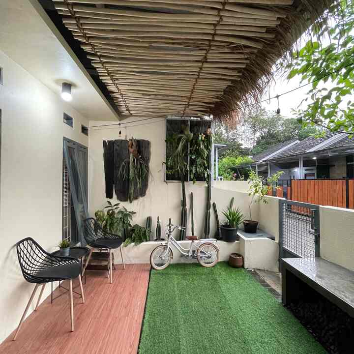 Kali ini teras rumah aku buat lebih tropis, ala-ala kafe. Buat plafon atap pakai kayu dowel dan diberi atap ilalang.  Karena disini sering dipakai buat kumpul jadi tetap pakai rumput sintetis biar bisa sambil santai di lantai. #terasrumah #stylingteras #dekorrumah #rumputsintetis #terasalakafe #tropis #kayudowel #rumahidaman