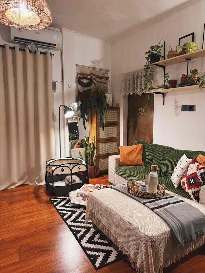 Halo Tetangga Kimkim

Karpet diruang tamu sengaja aku tonjolkan dengan warna hitam putih dengan pattern wajik
Agar tidak terkesan monoton, bantalan sofa aku cover menggukann selimut bulu halus berwana hijau lumut. Untuk gordennya aku memilih bahan blackout dengan warna beige sebagai penetral banyak warna dilivingroom.

#SofaCover
#SarungBantalCushion
#CushionLucu
#KarpetNordic
#RugNordic
#SelimutSofa
#GoldenBlackOut
#GordenEstetik
#RekomendasiFabric
#FabricStyle
#SentuhanTekstil