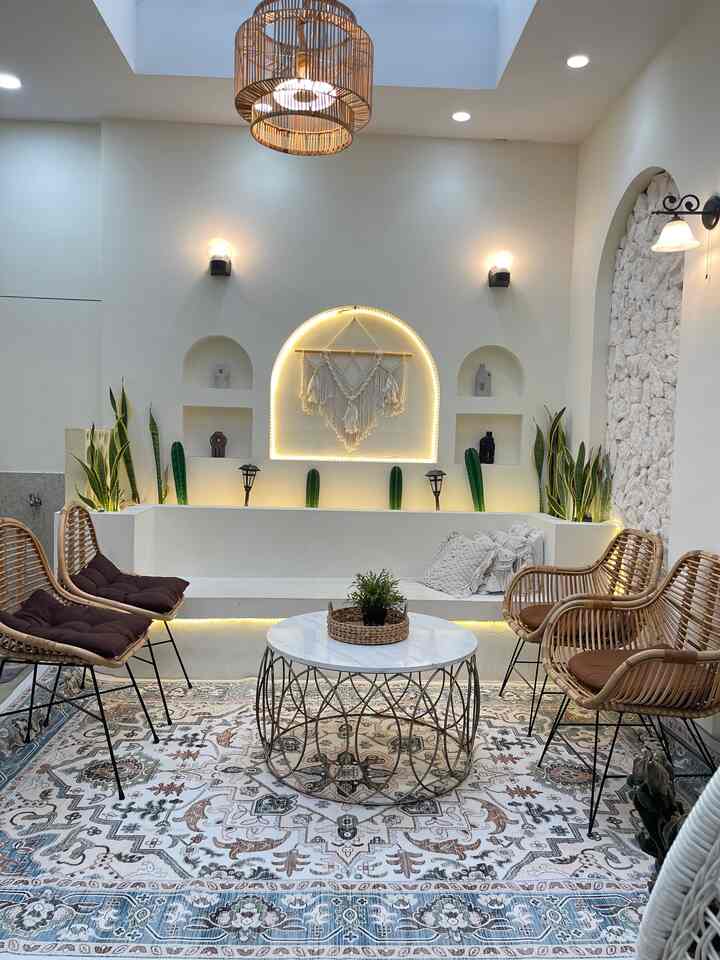 Ruang santai atau ruang keluarga ini tempat ternyaman untuk berkumpul bersama. Design simple ala villa perpaduan mediteranian & bohemian, ruangan ini yang menjadi ikon rumah kami. Terutama dinding batu limestone dengan tambahan karpet yang aestetik dan juga macrame, sarung bantal macrame ditambah pajangan vas batu di area dinding menambah kesan yang estetik, hangat dan nyaman.
#KarpetLantai #RugMotif #RekomendasiFabric #FabricStyle #SentuhanTekstil #KarpetMinimalis #SarungBantal #Macrame 