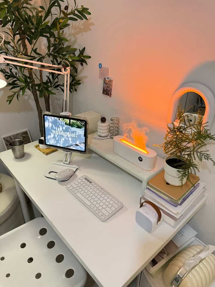Ruang kerjaku yang clean minimalis dan cozy🤍


#desksetup #deskdecor #workspace #homeoffice #ruangkerjaminimalis #ruangbelajar #dekorasimejabelajar