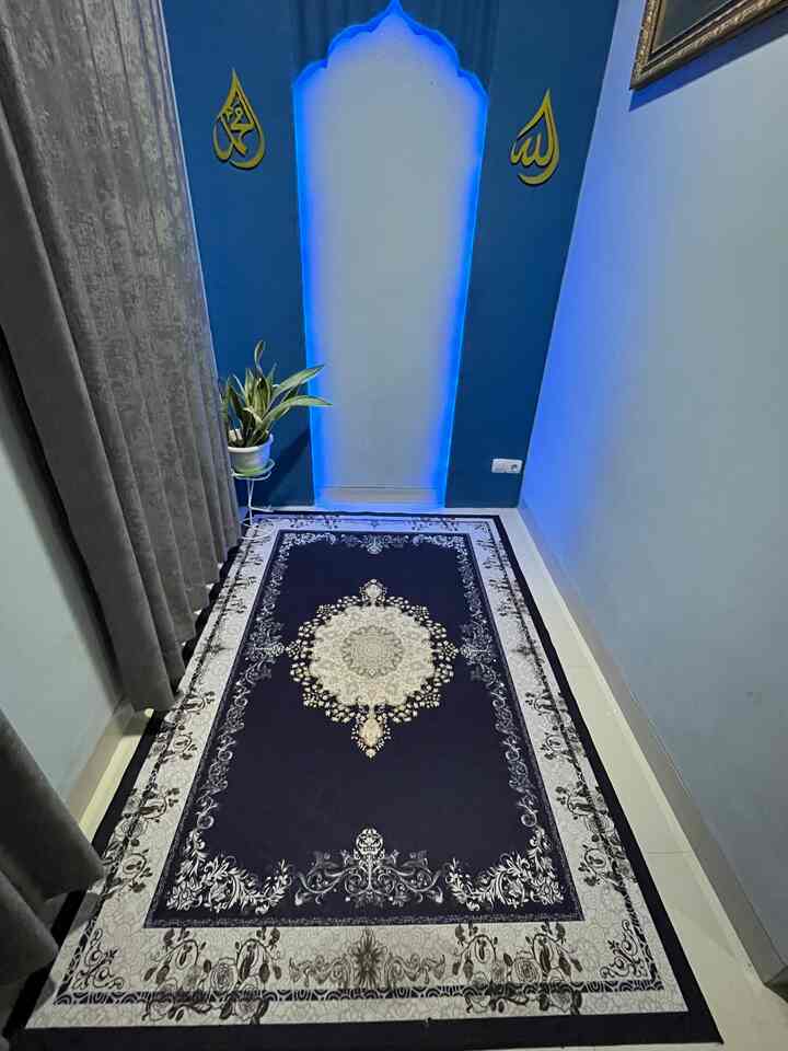 Mushola ini berukuran 2x1,8 meter persegi. Taukah teman-teman jika diperhatikan bagian mimbarnya merupkan DIY aku dan suami.
Kami memakai bahan sisa dari pvc alderon bekas kanopi atap. Dipadukan dengan gypsum lalu di cat dengan warna navy kode bachelor. Tak lupa menambah lampu LED, lafadz kaligrafi serta tanaman lidah mertua di pojokan. 

#kaligrafi
#musholastyle
#musholamini
#ruangminimalis
#DIY
#pemanfaatanruang
#karpeteropa
#lidahmertua
#lampuled
#lafadz