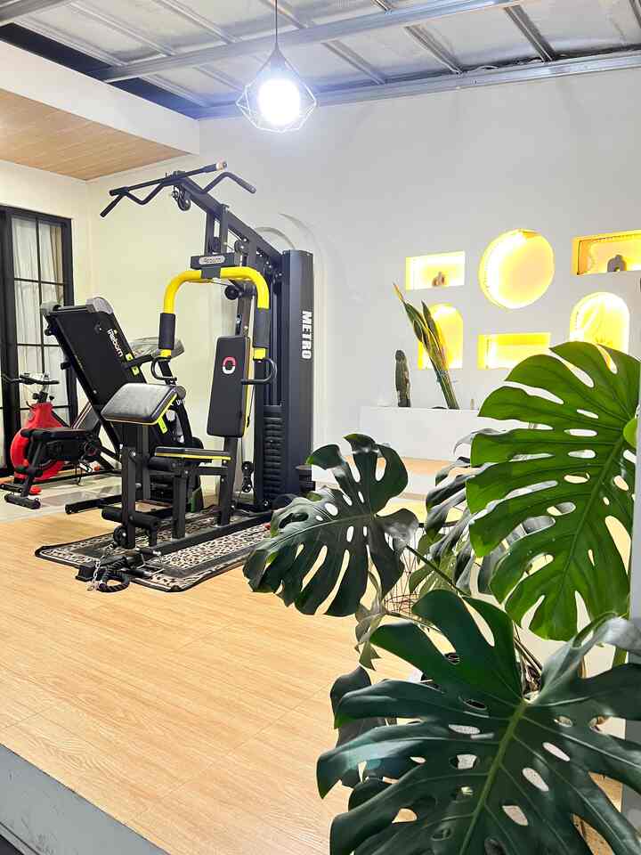 Home gym kami berada di area teras depan, ada beberapa alat untuk latihan seperti treadmil, home gym dan lainnya. Saya dan suami sangat menjaga kesehatan jd selain gym ditempat lain, kami juga senang berolahraga dirumah.
#homegym #Gym #AreaOlahraga #Teras #AreaHomeGym #RuanganGym #TempatOlahraga #TerasRumah

