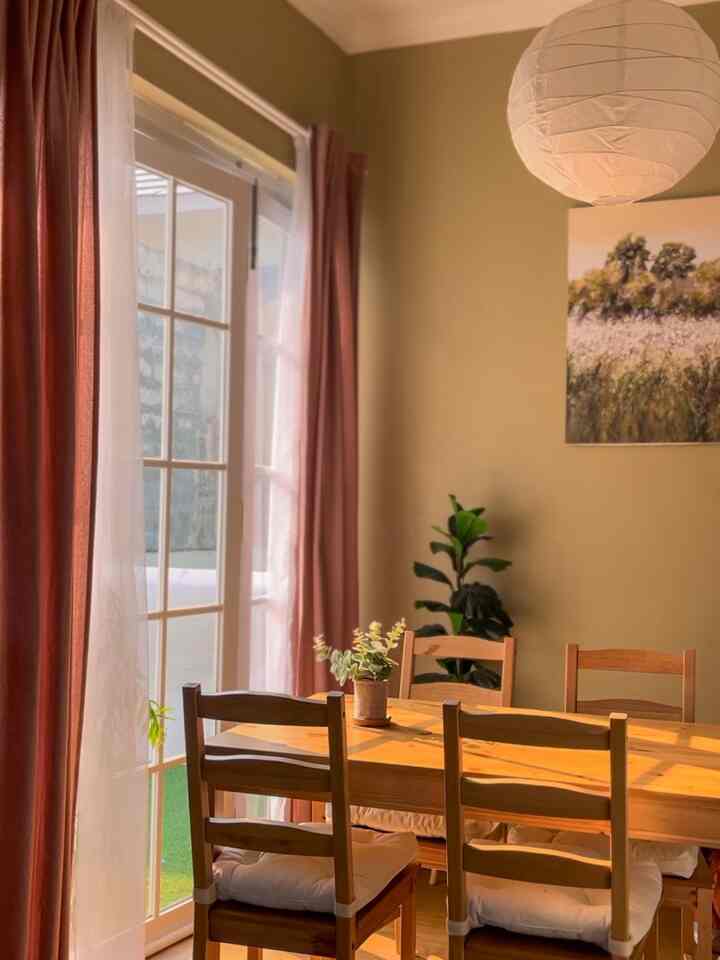 Aneka kain yang ada di area dining table.. ada gorden ikea bewarna maroon dengan vitrase serut, lalu ada alas dudukan malinda ikea untuk kursi jokkmokk dan terakhir ada table runner yang water repellent dari informa.

#gordendapur #vitraseserut #alasduduk #tablerunner #rekomendasifabric #fabricstyle #sentuhantekstil