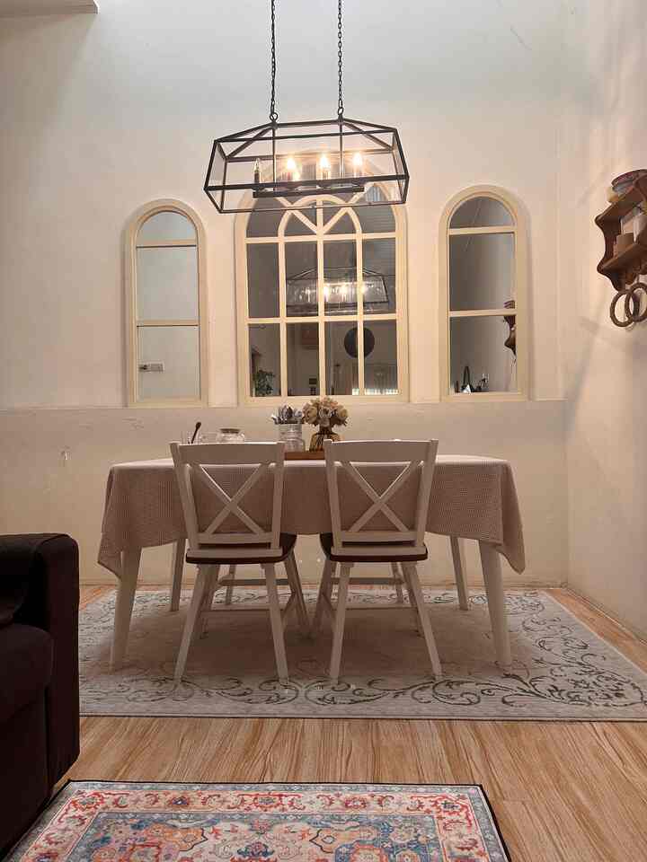 Ruang makan kami berdampingan langsung dengan ruang keluarga tanpa menggunakan sekat, agar ruangan terasa lebih lega di lahan yang terbatas ini. Penggunaan meja dari kayu solid memberikan sentuhan elemen alam serta penggunaan lampu dengan cahaya warm white menambah kesan hangat di ruangan ini

#mejakayu #cermin #ruangmakan #inspirasiruangmakan #ruangmakanopenspace #bandaaceh