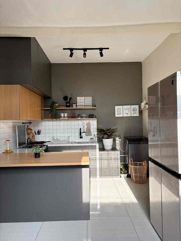 Dapur yang menyatu dengan laundry room untuk ruangan yang compact ✨

#dapurcompact #laundryroom #dapurmodern #dapurminimalis #tempatlaundry #keranjangrotan #keranjanglaundry #hultrap #hpl #dekorasiwashdryfold #lampurelltrack