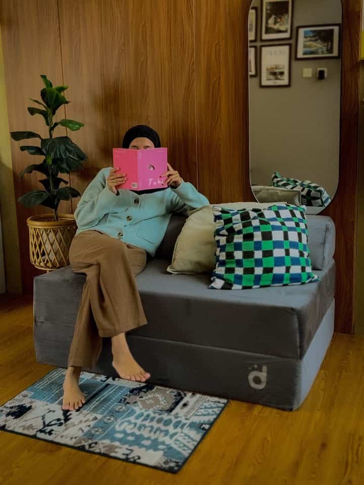 Ini area di antara dapur dan living room yang baru saja kami dekor dengan menambahkan wallboard dan sofabed..  jadi di area ini kami manfaatkan untuk bersantai, duduk, dan kruntelan bersama anak anak.

#sofabed #wallboardwpc #lantaivynil #cerminkapsul #ideruangkosong #furniturmultifungsi