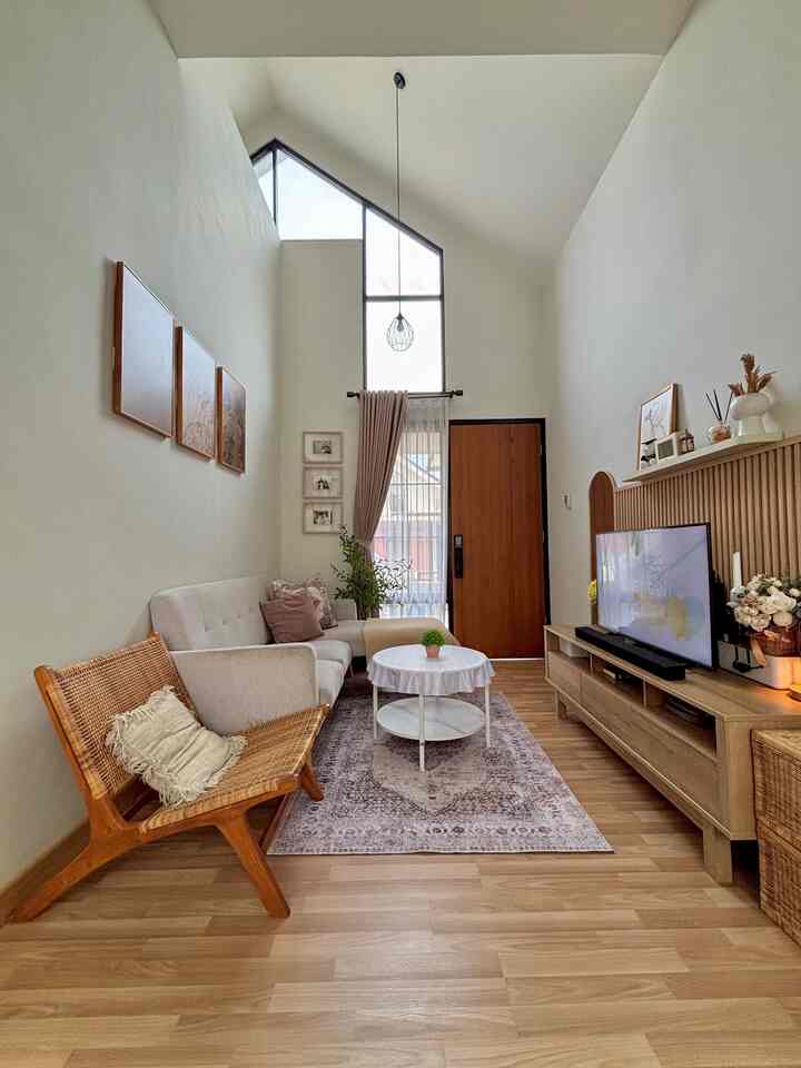 Ternyata cukup pakai throw blanket di sofa aja bisa mengubah mood ruangan banget loh 🤎
Throw blanket ini bisa bikin makin cozy saat sedang bersantai, warnanya juga nyatuin semua elemen dekor di ruang tamu. Simple tapi ngaruh bgt! 

dan ngga cuma throw blanket, pemilihan karpet dan bantal sofa jg berpengaruh bgt utk nentuin vibes di ruang tamu ini ✨
disini aku pilih motif karpet dan bantal sofa yg sama agar serasi, gimana menurut kalian??

#KarpetMinimalis #KarpetLantai #RugMotif 
#ThrowBlanket #BantalSofa #GordenMinimalis #TaplakLinen #TaplakMeja #TiraiRumah
#KarpetRotan #KarpetBulu #RekomendasiFabric #FabricStyle
#SentuhanTekstil