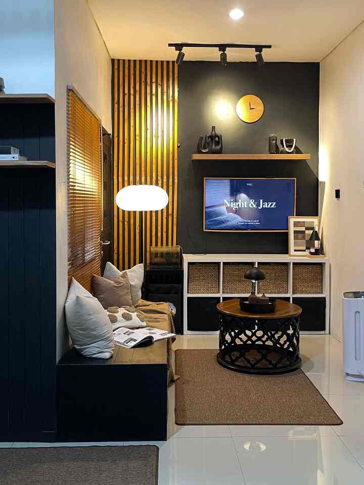 —— Cozy Living Room

Di ruangan favorit ini, aku pakai kombinasi berbagai kain dan tekstil untuk bikin ruang tamu jadi lebih cozy & inviting. 

Mulai dari throw blanket rustic, karpet berwarna coklat natural, sampai bantal sofa dengan berbagai tekstur—semuanya ikut berperan bikin suasana makin homey ✨

Semoga menginspirasi 🖤🤎



#CatDinding #Wallbatten #wallslat #kayujatibelanda #roundtable #custombench #sarungbantalsofa #KarpetMinimalis #KarpetLantai #RugPolos #ThrowBlanket #BantalSofa  #KarpetNylon #RekomendasiFabric #FabricStyle #SentuhanTekstil #inspirasiruangkeluarga #ruangtv #ruangkeluarga #rumahmungil #rumahdeveloper #smallhouse