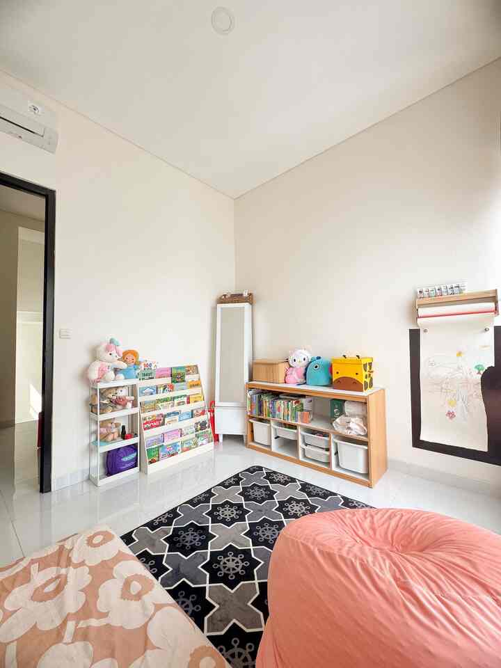 Re-layout kamar anak, biar anak makin betah di kamar.. gak begitu beda jauh sih sama layout sebelumnya, tapi hanya susunan lemarinya yang sedikit diubah. Di pojok kanan jendela ada ikea viral hacks yang aku liat di instagram, buatnya agak susah karena perlu bor tembok segala hehehe. Tapi worth it !😍 anak jadi seneng gambar tanpa harus ngotorin tembok dehh..

#KidsRoom #KamarAnak #KamarBermain #InspirasiKamarAnak #CatDindingKamar