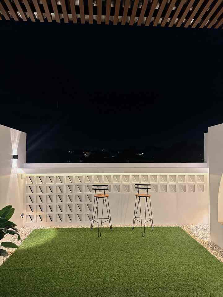 Rooftop kami yang berada di lantai 3 menjadi tempat favorit untuk berkumpul. Area ini terbuka, sehingga kami menggunakan sofa rotan yang tahan air, mudah dibersihkan, dan dilengkapi dengan alas duduk yang bisa dilepas.

Rumput sintetis tanpa sambungan menambah warna sekaligus memberikan kesan luas pada area rooftop.

#rooftop #inspirasirooftop #areaterbuka
